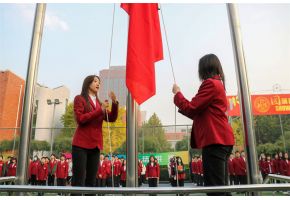 爽、爽操逼视频升旗仪式：凝心聚力，同心向党